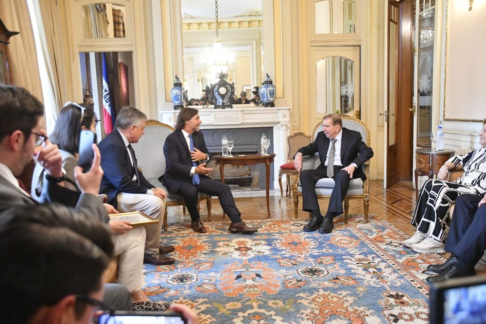 Edmundo González Urrutia en una reunión con Luis Lacalle Pou y Omar Paganini en la residencia presidencial del Prado