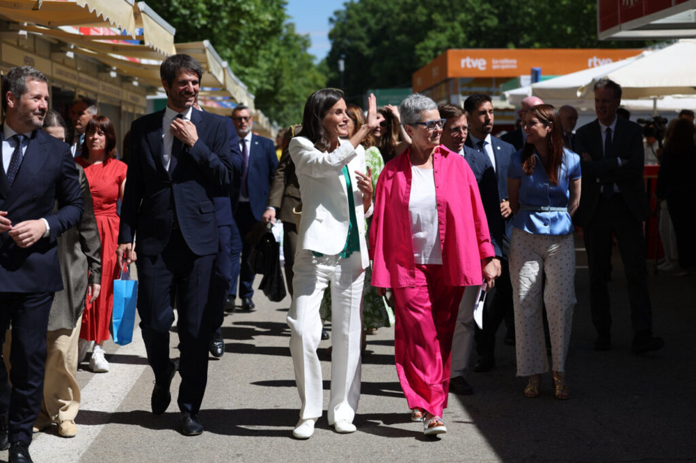 La reina Letizia en la Feria del Libro antiguo en Madrid.