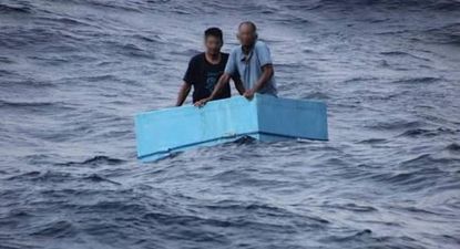 Las imágenes divulgadas por las autoridades dan cuenta del tanmaño de su embarcación en la vastedad del mar Pacífico.