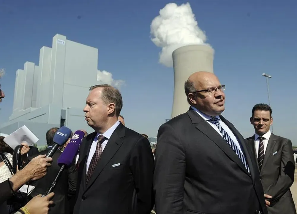 El director de la compañía alemana de suministro energético RWE, Peter Terium, y el ministro de Medio Ambiente alemán, Peter Altmaier, en la inauguración de dos nuevas centrales energéticas de lignito en Grevenbroich-Neurath, miércoles 15