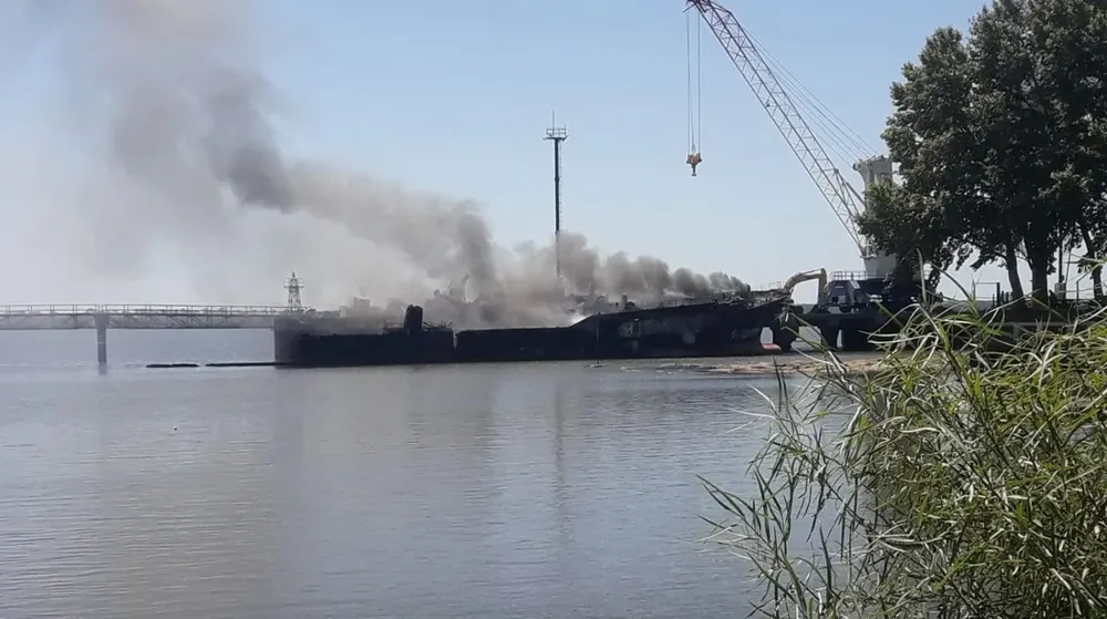 Así quedó el buque incendiado