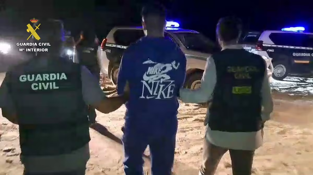 El momento de la detención de uno de los tripulantes de la narcolancha.