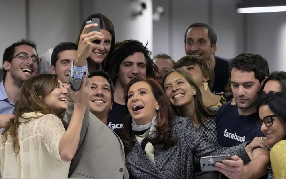 La presidenta argentina Cristina Fernandez posa para un selfie junto a empleados de Facebook, en la nueva oficina en Buenos Aires