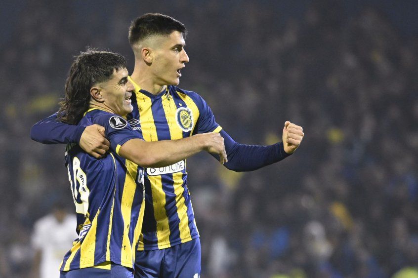 Ignacio Malcorra celebra con Francesco Lo Celso de Rosario Central