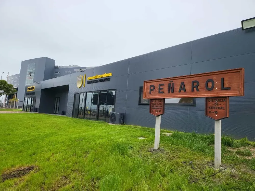 La residencia de los juveniles de Peñarol ya tiene en su puerta el cartel igual al de la Estación Peñarol