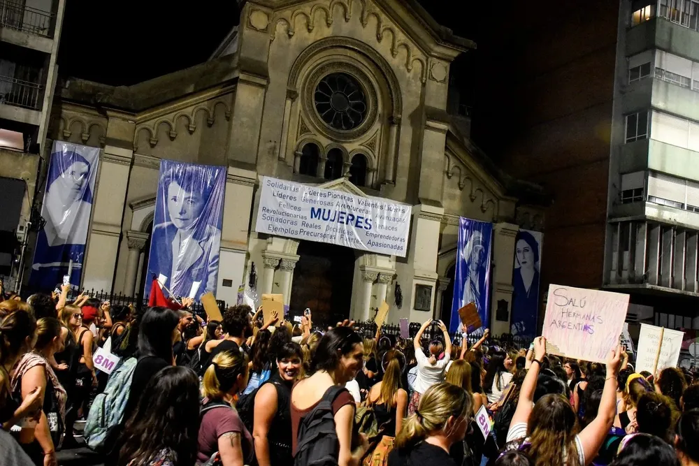 Mujeres protestan frente a la Iglesia del Cordón.