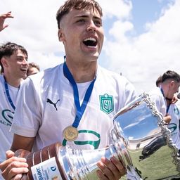 Santiago Medina festeja el título de Deportivo LSM y el ascenso a la Divisional C Santiago Medina festeja el título de Deportivo LSM y el ascenso a la Divisional C