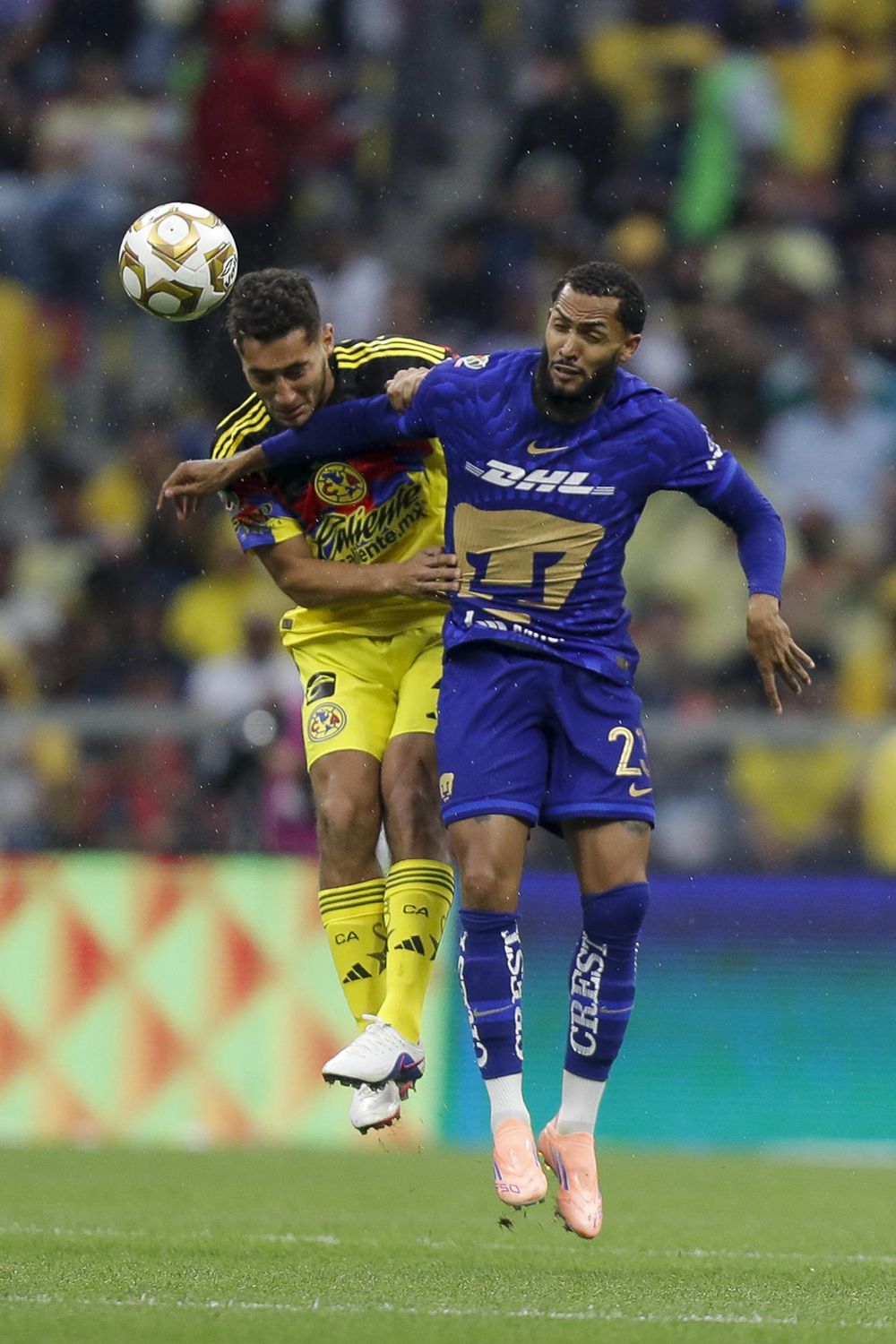 Sebastián Cáceres (i) de América disputa el balón con Olavio Vieira Dos Santos (d) de Pumas este domingo Sebastián Cáceres (i) de América disputa el balón con Olavio Vieira Dos Santos (d) de Pumas este domingo