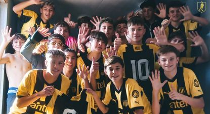 La categoría nacida en 2012 de AUFI de Peñarol, celebra el 6-0 sobre Nacional en Los Céspedes