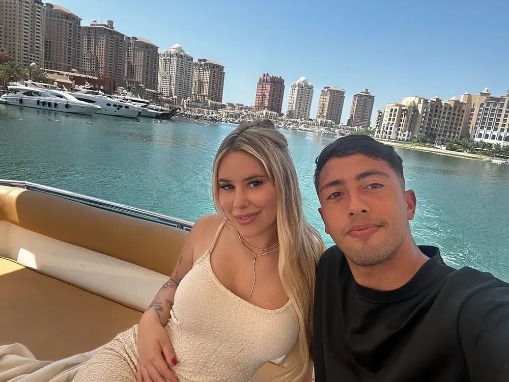 Fabricio Díaz junto a su novia en las aguas del Golfo Pérsico en Doha, Qatar