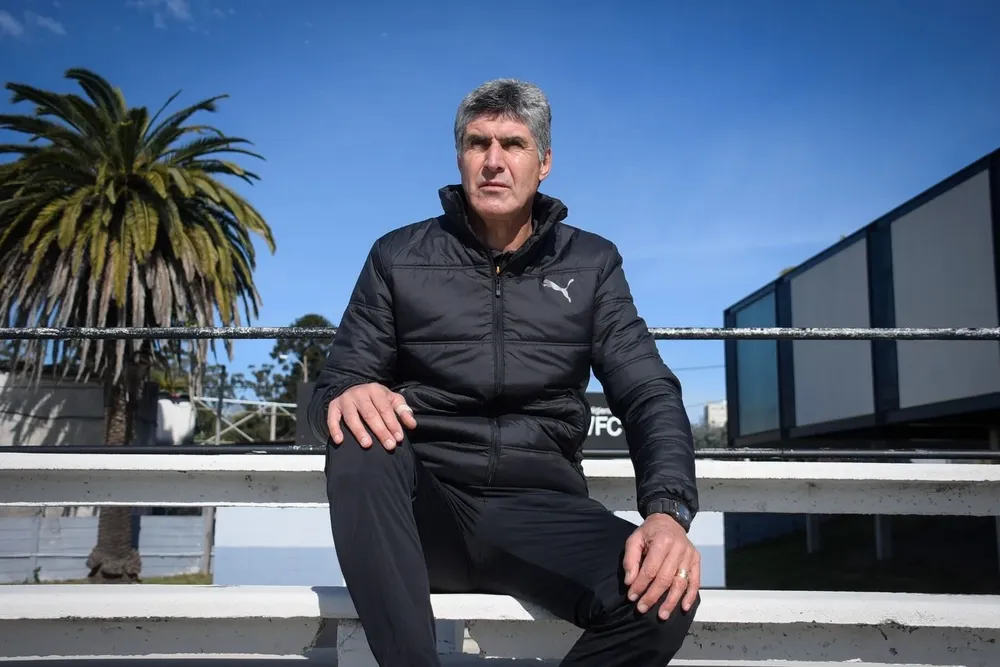 Santiago Ostolaza habló con Referí de toda su vida futbolística