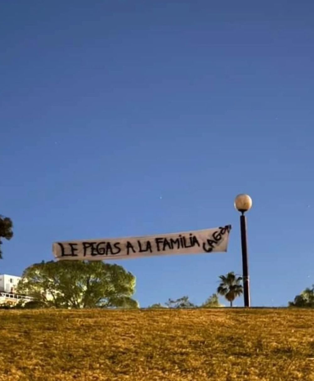 Pancartas en la previa de Uruguay vs Colombia