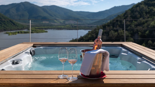 Vik Chile destaca por su techo flotante y escultura de titanio y bronce, entre medio de las montañas