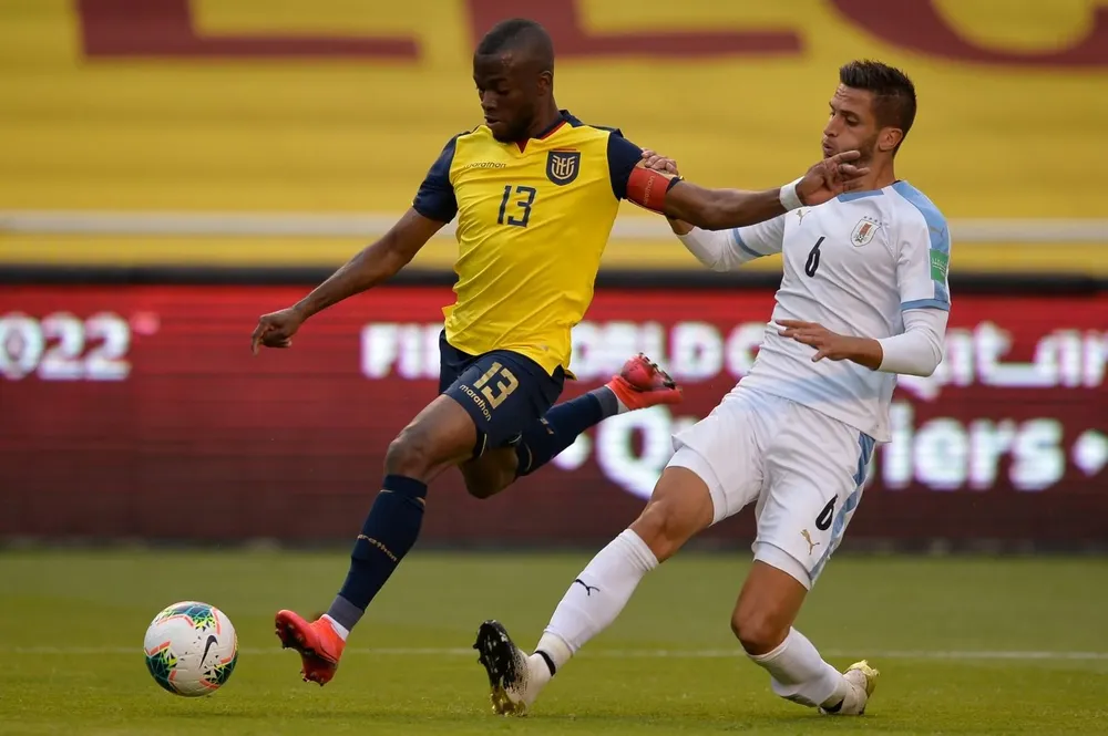 Enner Valencia y Rodrigo Bentancur en Quito