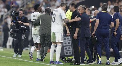 Federico Valverde habla con Diego Simeone después de la provocación del entrenador al futbolista Vinicius Jr en la semifinal de la Supercopa de España entre Real Madrid y Atlético Madrid