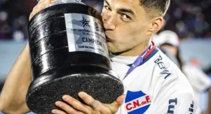 Luis Suárez besa la Copa Uruguaya ganada con Nacional