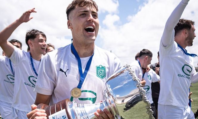 Santiago Medina festeja el título de Deportivo LSM y el ascenso a la Divisional C de 2026