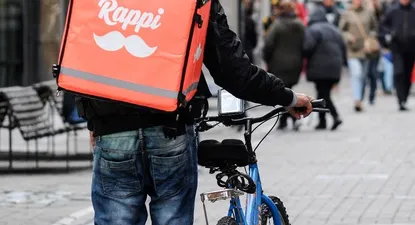 justicia argentina prohibe repartos de glovo, rappi y pedidosya en buenos aires