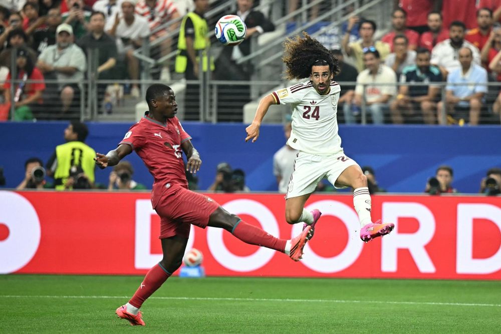 Nuno Mendes de Portugal y Marc Cucurella de España luchan por la pelota en el Mundial 2026