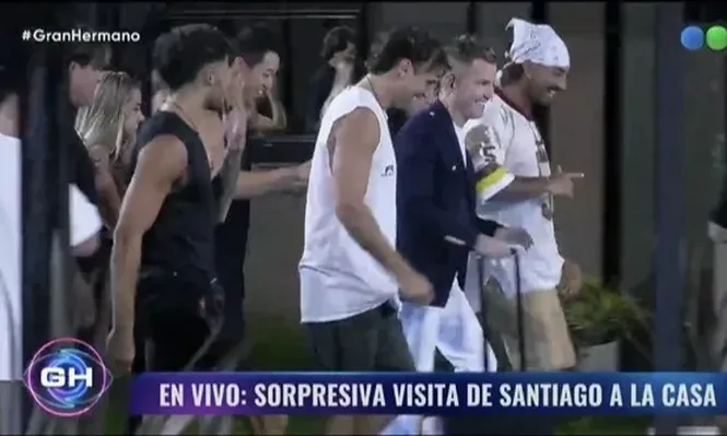 Santiago Del Moro ingresando a la casa