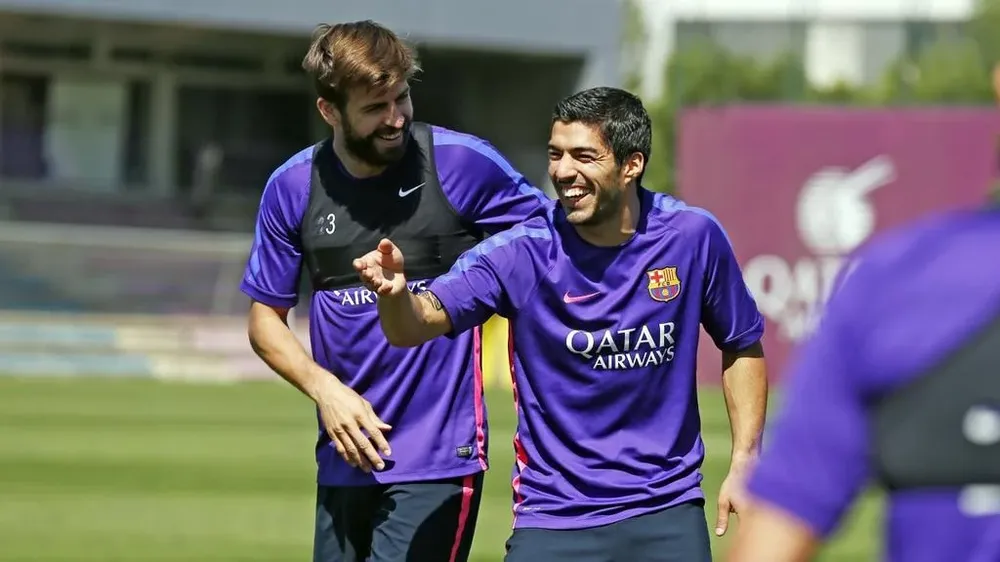 Luis Suárez junto a Gerard Piqué
