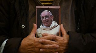 En muchas partes del mundo comenzaron los homenajes a Francisco.