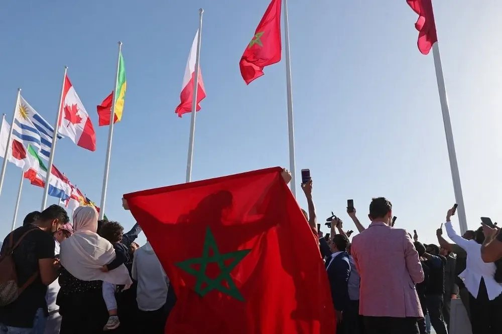 La bandera uruguaya entre los hinchas en Catar