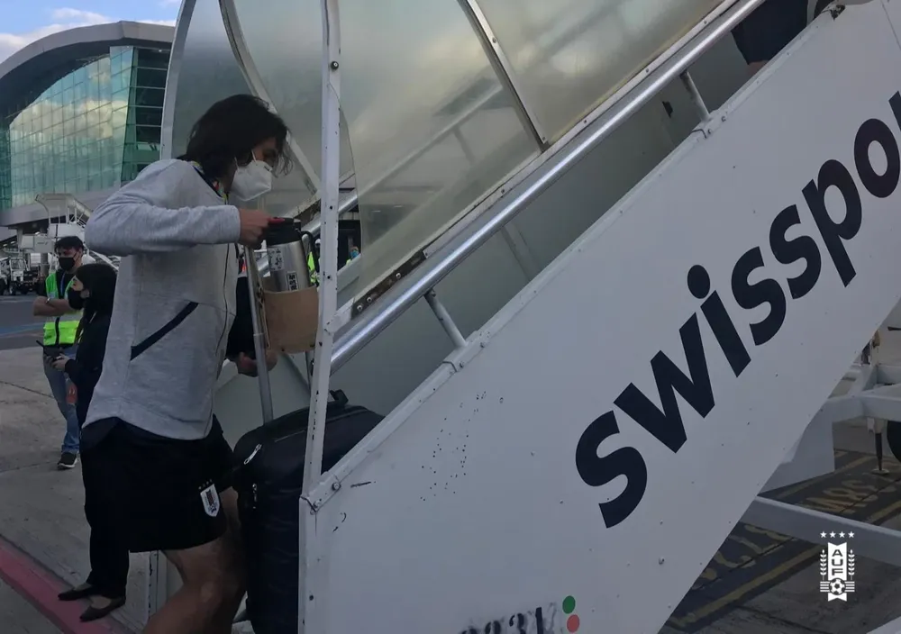 Edinson Cavani subiendo al avión