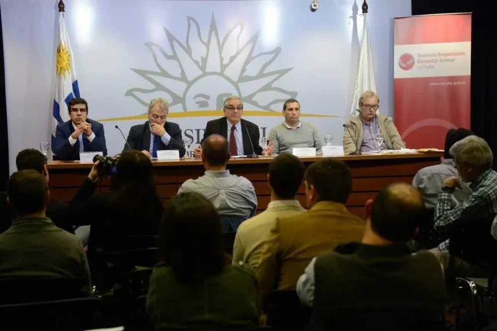 Autoridades encabezas por el ministro Benech informan sobre el chipeado de perros