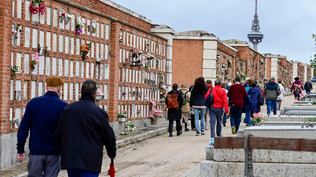 Personas visitan el cementerio de la Almudena en Madrid, unas jornadas antes del Día de Todos los Santos