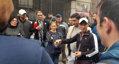 Los trabajadores de La Sin Rival aguardando en la Dinatra