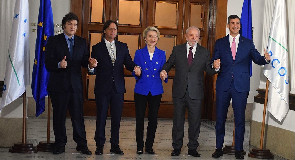 Los presidentes de Argentina, Uruguay, Brasil y Paraguay, con la presidenta de la Comisión Europea, en medio de negociaciones para un acuerdo de libre comercia entre la UE y el Mercosur. AFP