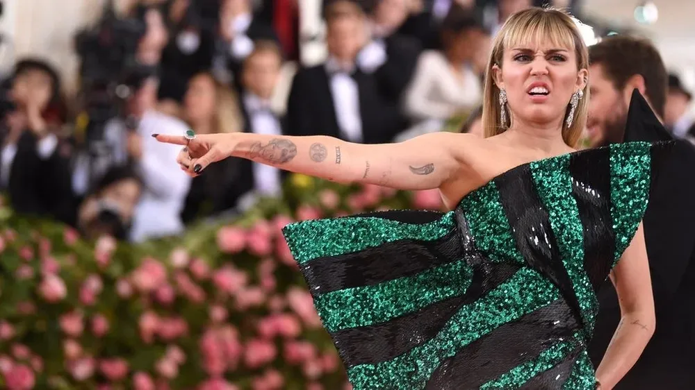 La cantante manda un mensaje en Twitter que quiere acallar a quienes le dicen que es merecedora de ese tipo de trato por sus canciones y su indumentaria.
