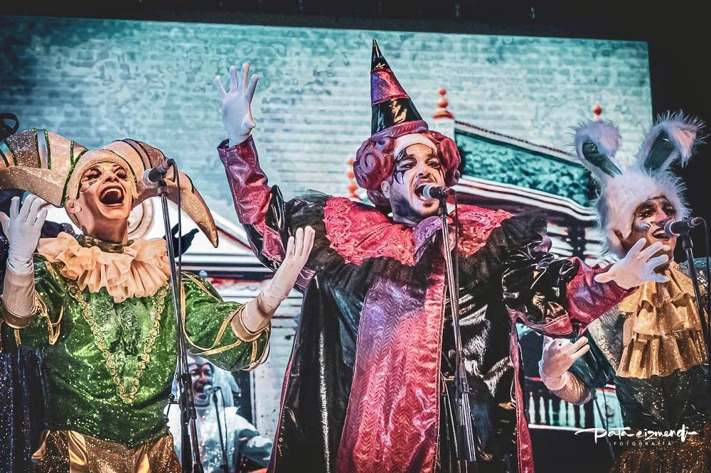 Concurso de carnaval: integrantes de Caballeros en su show de 2025.