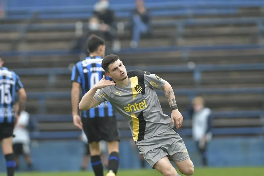 Agustín Álvarez Martínez celebra su golazo de chilena ante Liverpool