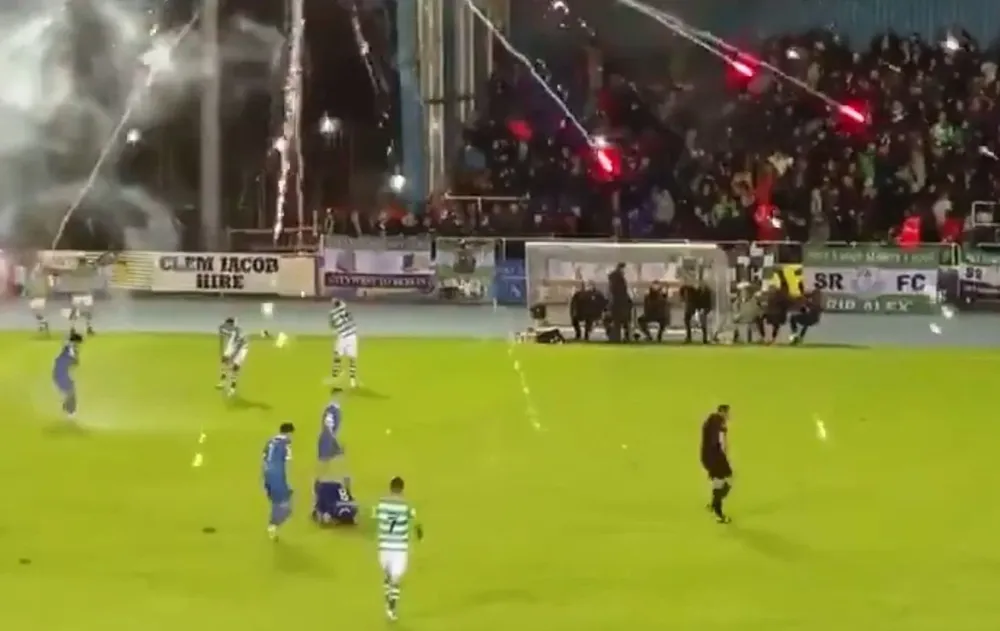 En pleno partido comenzaron a llover fuegos artificiales en la cancha