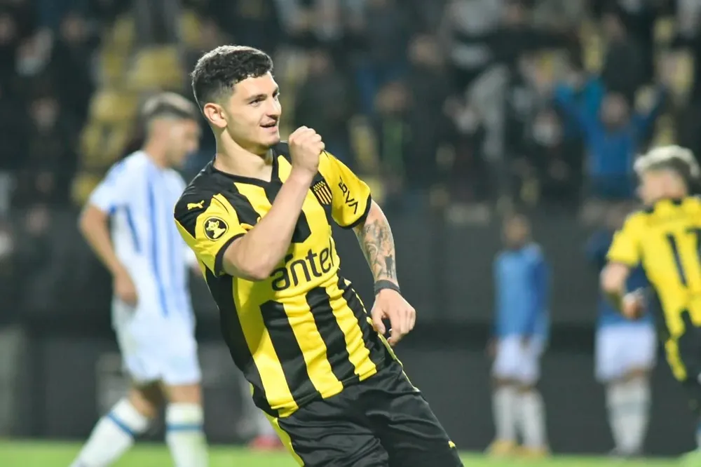 Agustín Álvarez Martínez celebra el gol con el que Peñarol descontó la ventaja que le llevaba Cerro Largo