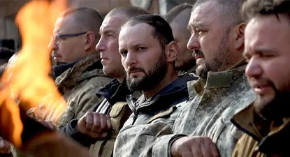 Soldados ucranianos rinden homenaje a uno de los suyos en un funeral militar