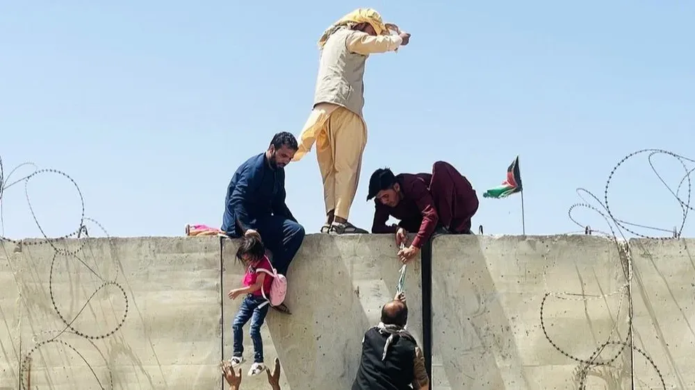 Los afganos toman medidas desesperadas para intentar entrar al aeropuerto de Kabul