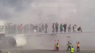 Avión de American Airlines se incendia en aeropuerto de Denver