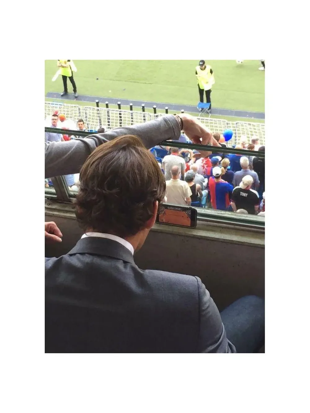 Federer no se perdió detalle del tenis, pese a que fue al fútbol