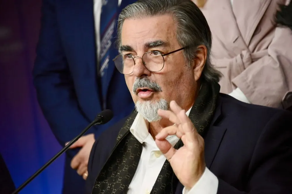 El legislador de Tercera Vía, Gustavo Zubía, en la conferencia de prensa donde comunicó que retiraba su precandidatura presidencial