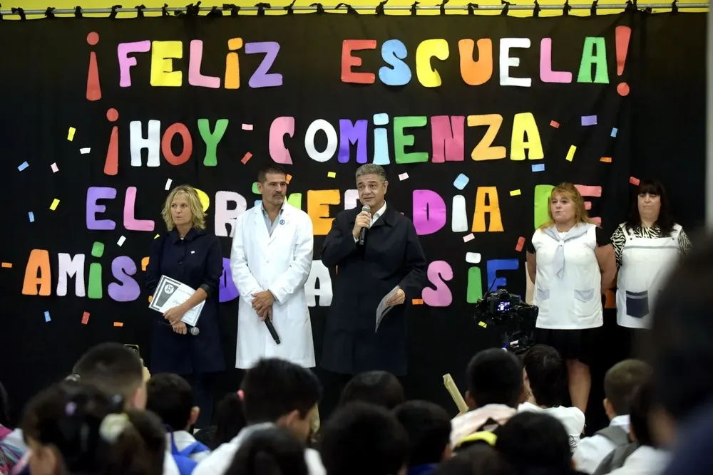 Jorge Macri habló esta mañana durante el acto realizado en la Escuela N° 21 del Distrito Escolar 5, en el barrio de Nueva Pompeya, donde estuvo acompañado por la ministra de Educación, Mercedes Miguel, y por el director del establecimiento, Carlos López.