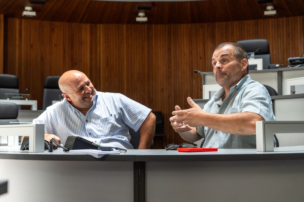 Los ediles Rafael Seijas (izquierda, Partido Nacional) y Gonzalo Zuvela (derecha, Frente Amplio) en la Junta Departamental de Montevideo