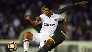 Luiz Otavio, el jugador de la polémica, pelea la pelota con José Sand (9)