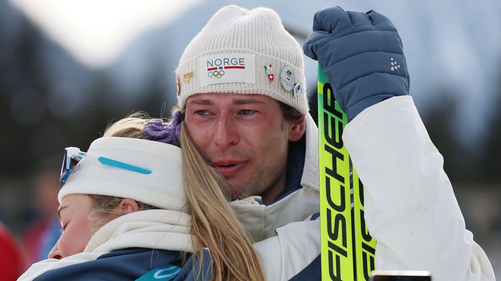 Laegreid recibe un abrazo de la también competidora noruega Ingrid Landmark Tandrevold.