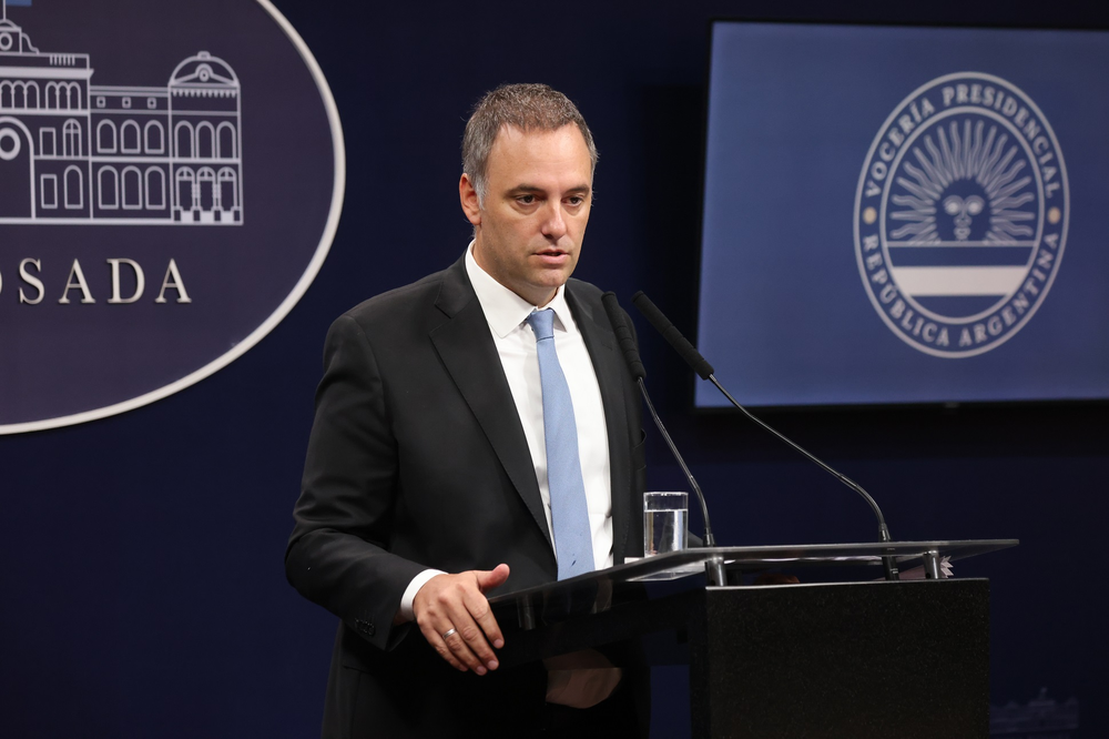 Manuel Adorni anunció la reforma migratoria