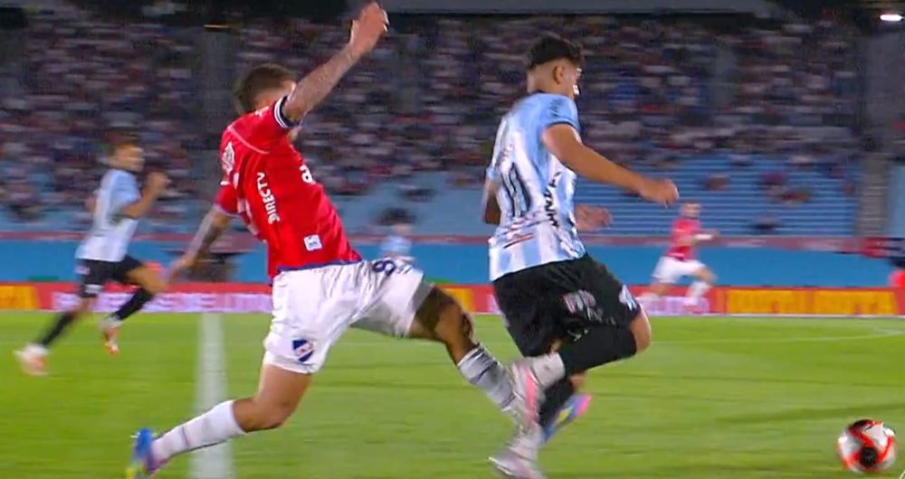 Christian Oliva de Nacional se salvó de la tarjeta roja por esta falta de atrás sobre Matías Ocampo de Cerro por el Torneo Clausura