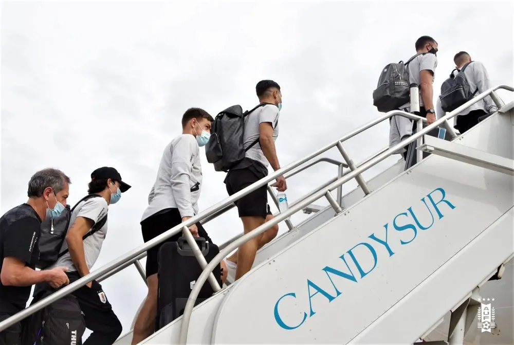 Los celestes ya volaron hacia Brasil para enfrentar a los dueños de casa