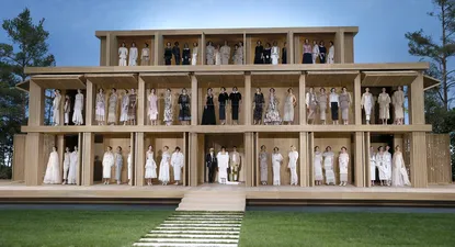 Chanel presentó en el jardín zen sus clásicos diseños, realizados con materiales naturales